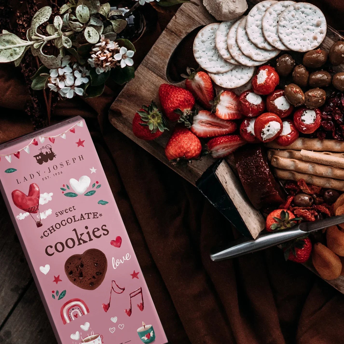 Deliziosi biscotti al cioccolato a forma di cuore 100 g