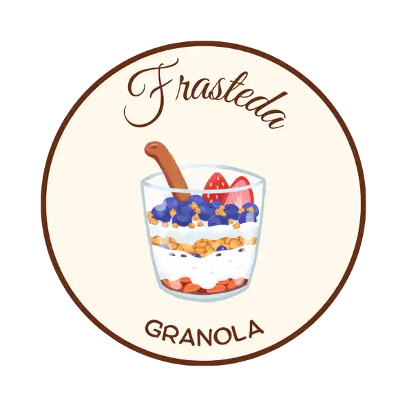 Un bicchiere di granola a strati, yogurt e frutta.